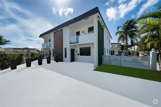 Building Photo - 7994 Crespi Blvd