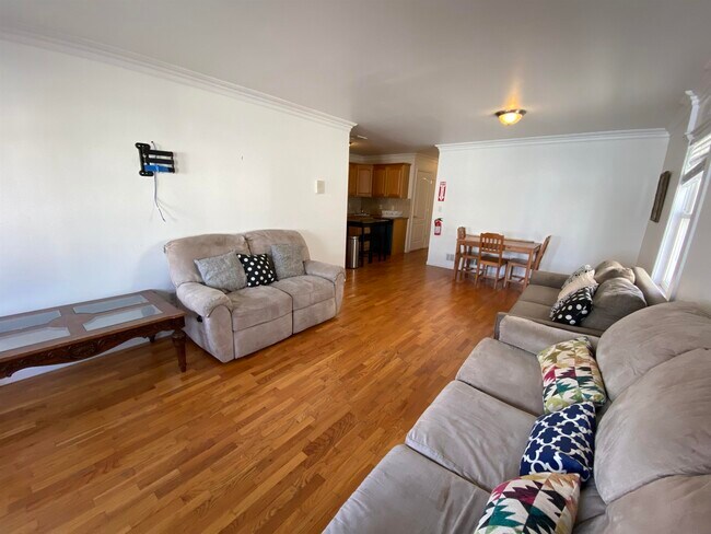 Building Photo - 75 Thorne St