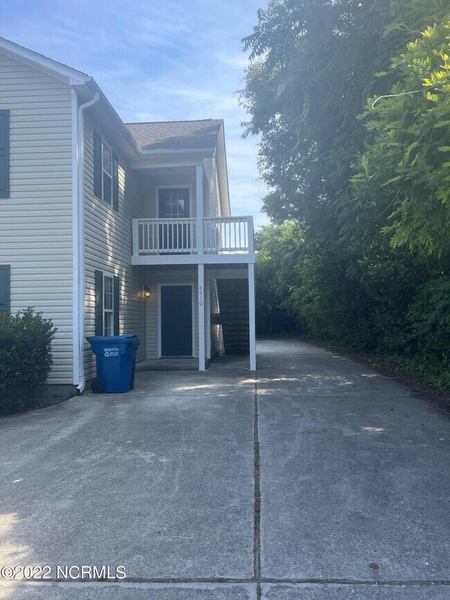 Building Photo - 4910 Maple Ave