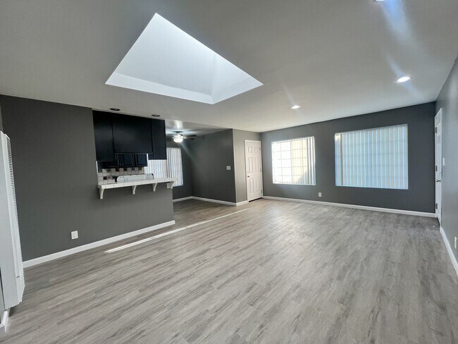 Foto del edificio - LARGE 2 BEDROOM 1 BATH UPSTAIRS UNIT WITH ...