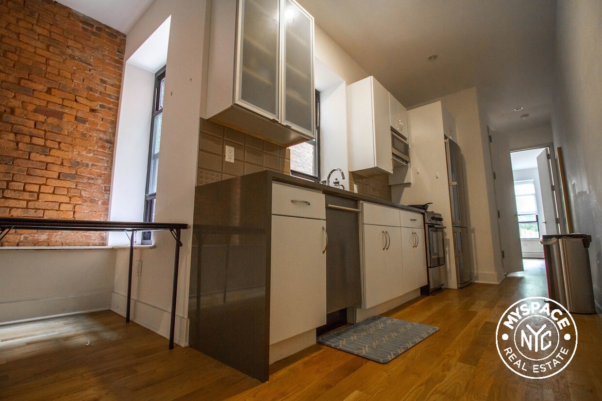 Foto principal - 556 Gates Ave