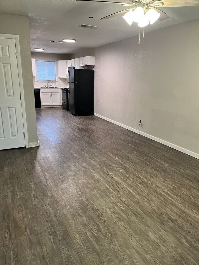 Foto del edificio - COMING SOON : 2 Bedroom 1 Bath Triplex | B...