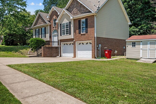 Foto del edificio - Stunning Stone Fireplace • Finished Basement • Fenced Yard