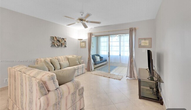 Building Photo - 1055 Country Club Dr
