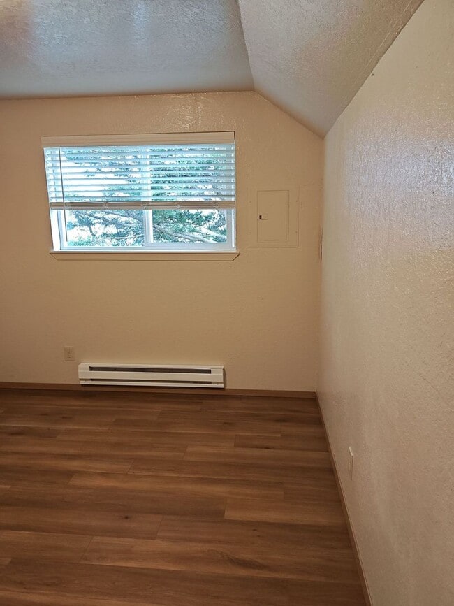 Building Photo - Two bedroom with den! Washer/Dryer in unit!