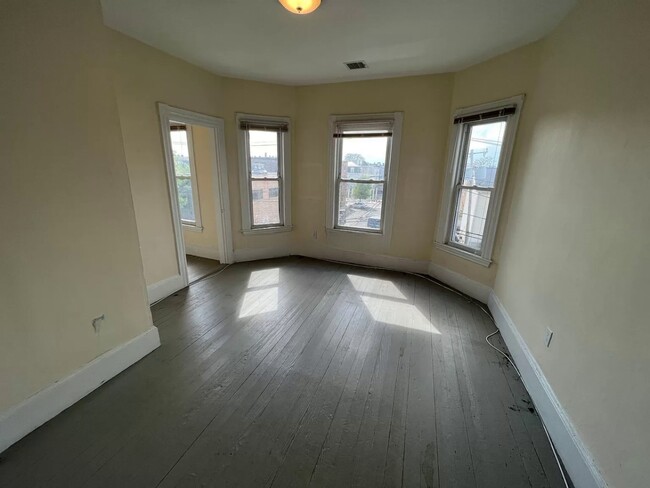 Building Photo - 10 Warren St