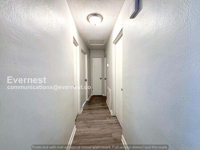 Foto del edificio - Spacious 4 Bed, 2 Bath Home with Off-Street Parking and Hookups