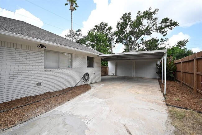 Foto del edificio - 3007 Maple Grove Ln