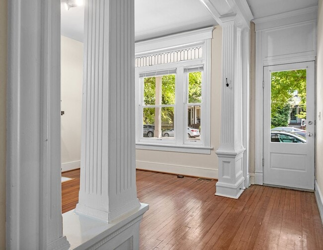 Building Photo - $2,890 / 2 br / 2 ba / 1,400 sqft