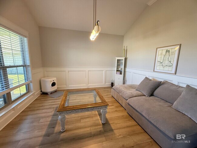 Foto del edificio - 24590 Loring Cir
