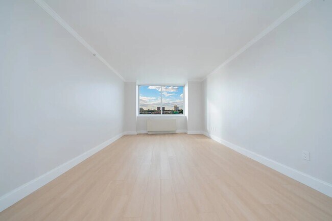 Foto del edificio - 140 Riverside Blvd