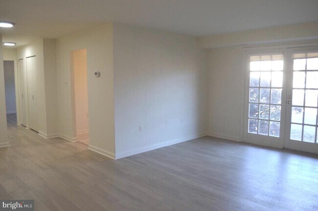 Building Photo - 5929 Quantrell Ave