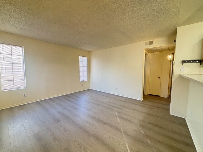 Foto del edificio - Updated Downstairs 2 Bed | 1 Bath Apartment – Move-In Ready