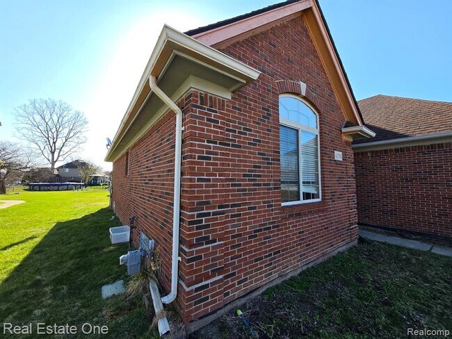 Building Photo - 42510 Pinehurst Dr