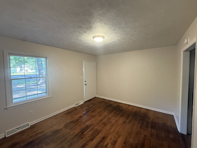 Foto del edificio - Two bed one bath property in Madison Heigh...