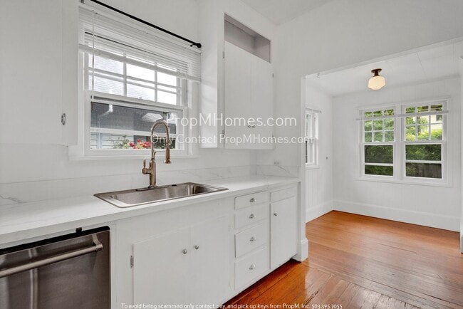 Building Photo - Classic Portland Two Bedroom + Den/Office ...