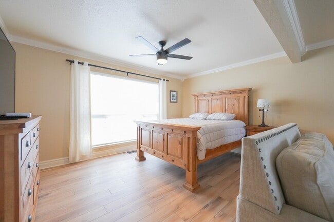 Foto del edificio - Private Room for Rent with Garage Access -...