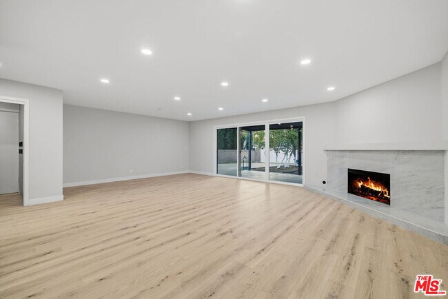 Foto del edificio - 10557 Reseda Blvd
