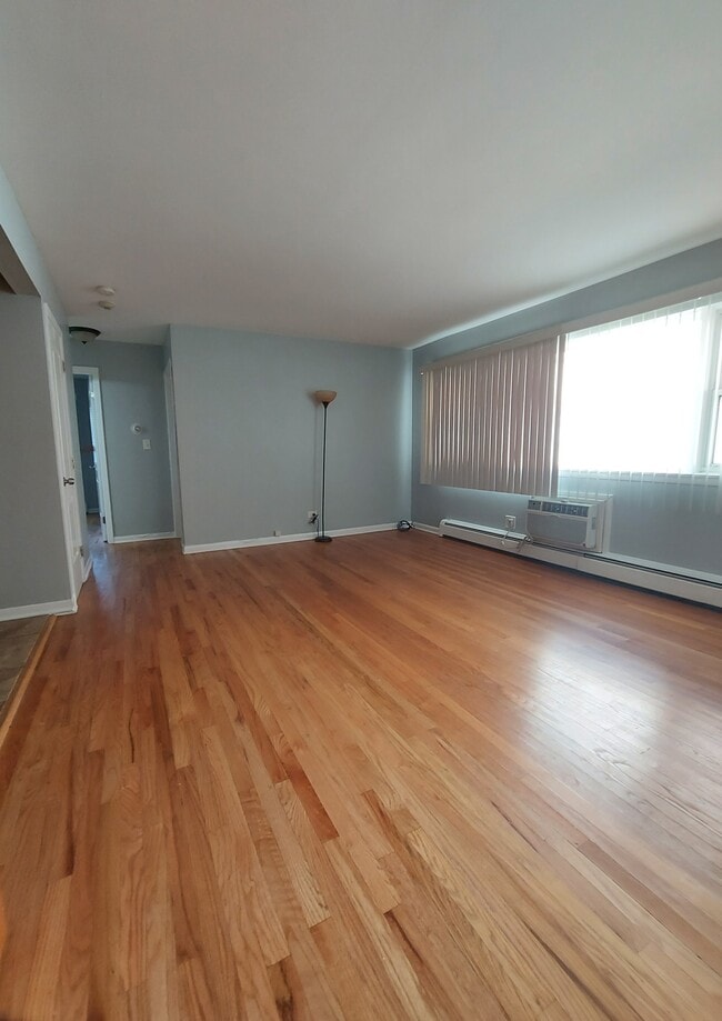 Building Photo - 320 Beach Ave