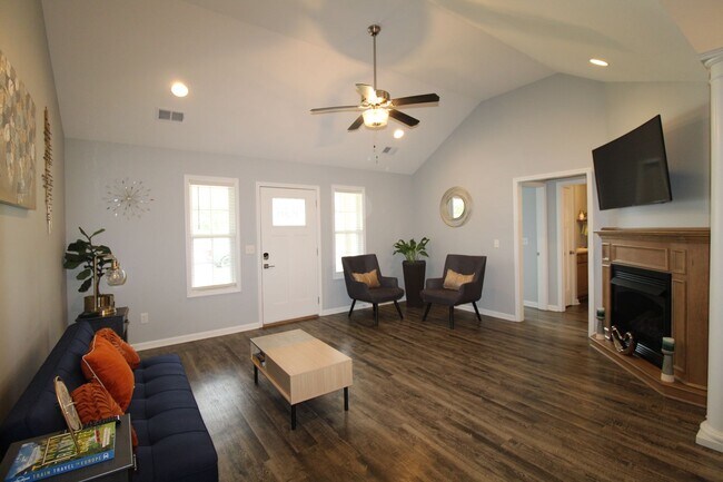 Building Photo - Entertainer's dream with a backyard paradi...