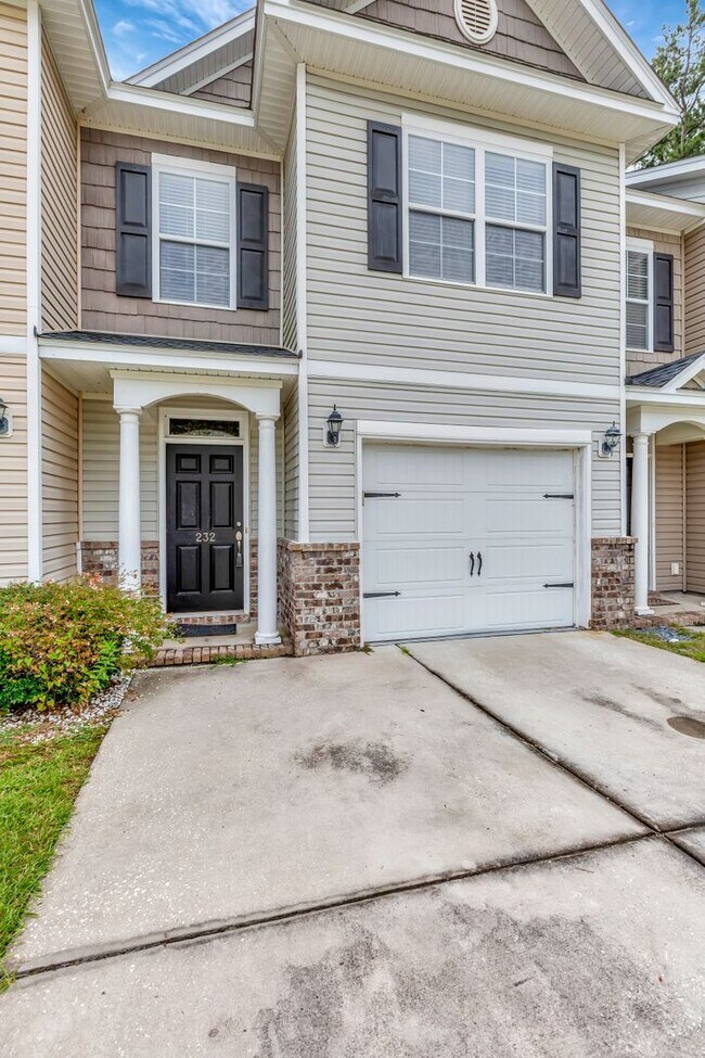 Building Photo - Beautiful town home in Summerville