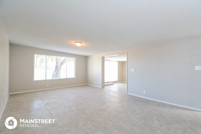 Building Photo - 3231 S Lakeside Dr