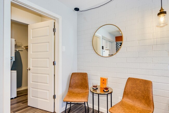 Foto del edificio - Charming Studio Oasis in the Heart of Temp...