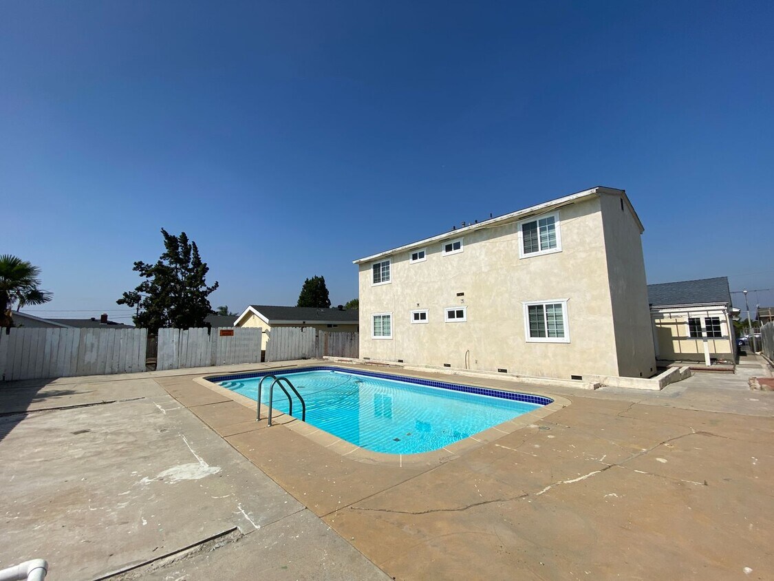 Primary Photo - HUGE House with Pool!! Prime location (Lea...