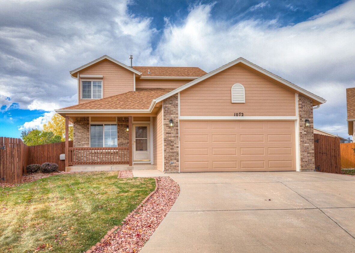 Primary Photo - Great 4Bd, 3.5Bth, 2Car w/Amazing view!