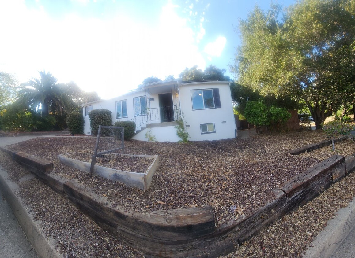 Foto principal - Super close to Poly- Off of Grand Avenue e...