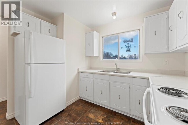 Photo du bâtiment - 3029 Meadowbrook Ln