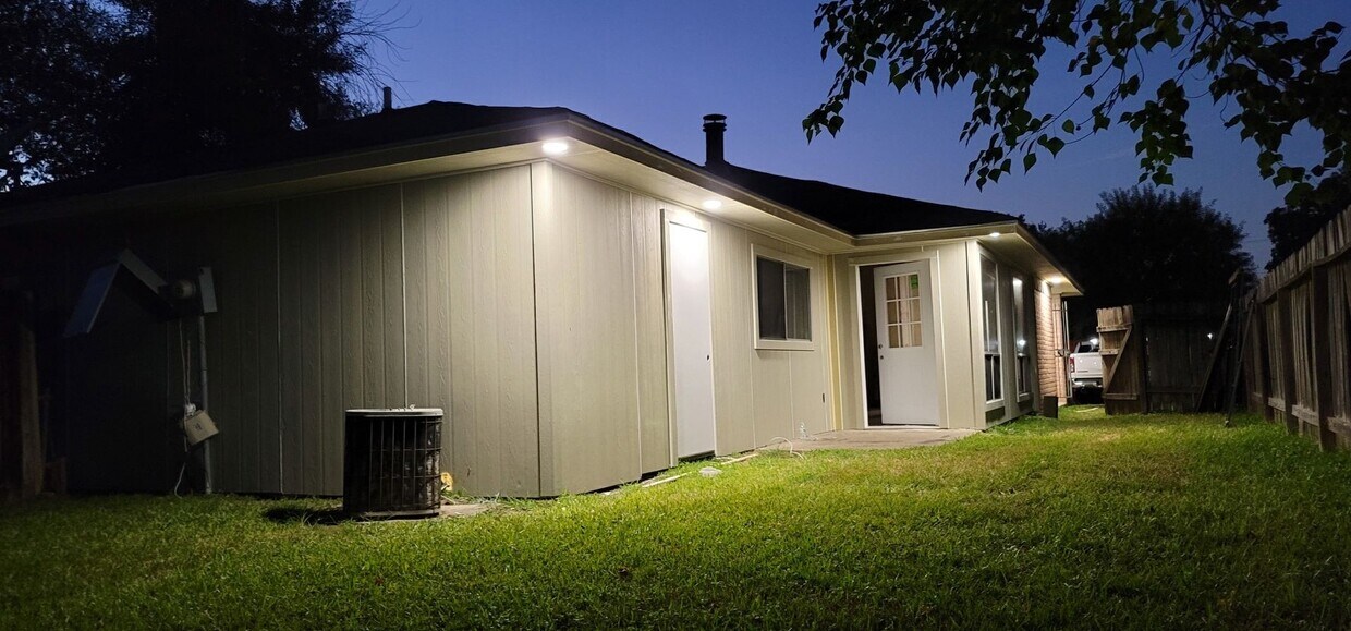 Primary Photo - Charming 2 beds/2 baths duplex with privat...