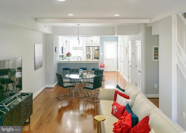 Building Photo - 704 Ingraham St NW