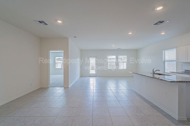 Foto del edificio - 19410 W Hazelwood St