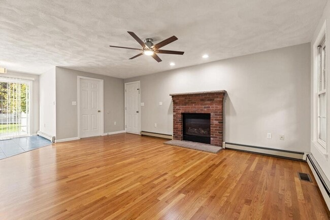 Building Photo - 12 Rose Farm Ln