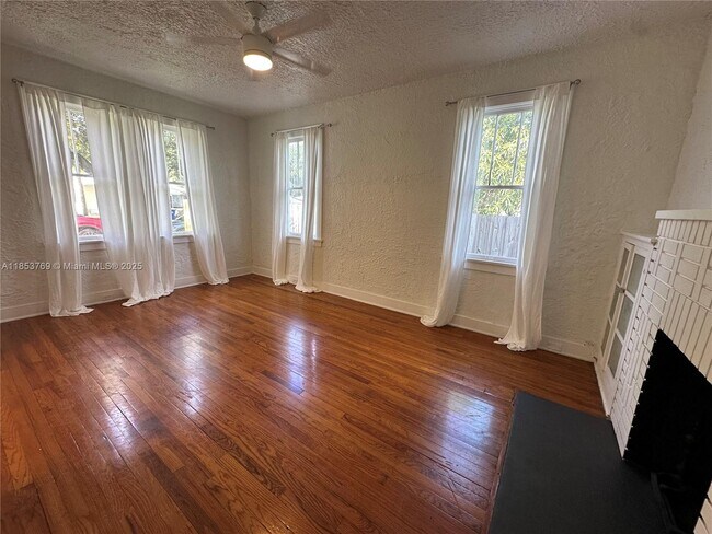 Foto del edificio - 411 SW 19th St