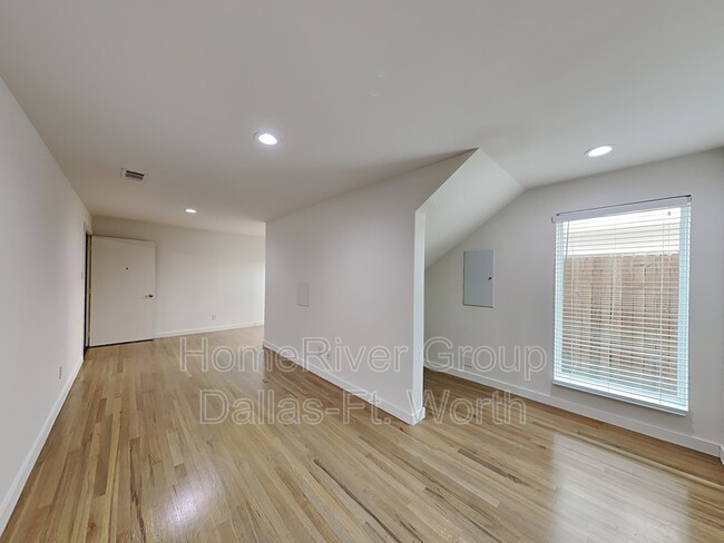 Building Photo - 1664 Zoe Pl