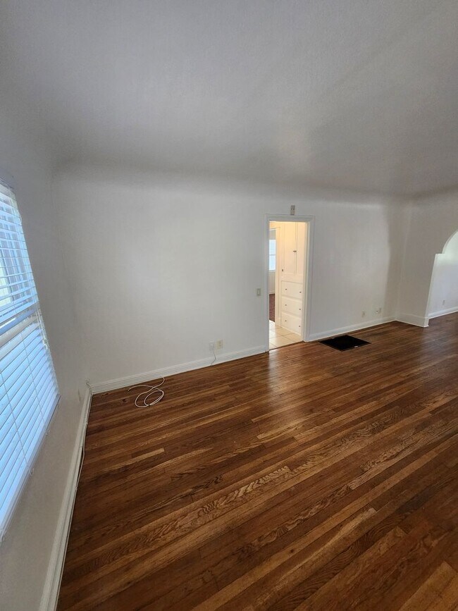 Building Photo - Charming Colonial-Style 2-Bedroom Home in ...