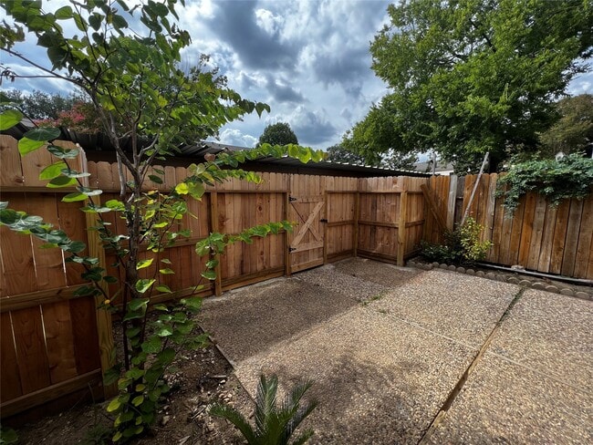 Foto del edificio - 14304 Misty Meadow Ln