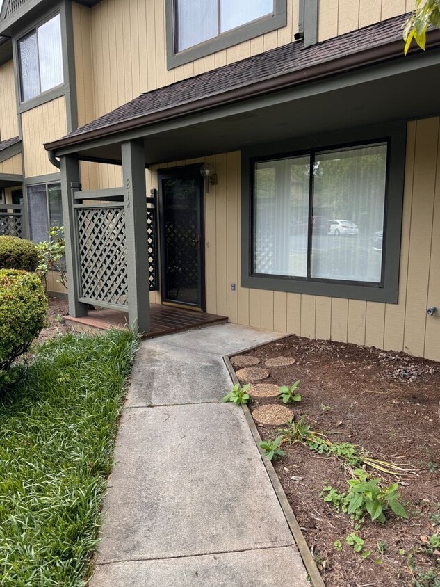 2 Bedroom || 1.5 Bathroom Townhouse - 2 Bedroom || 1.5 Bathroom Townhouse