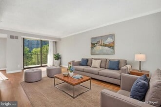 Building Photo - 2300 Pimmit Dr