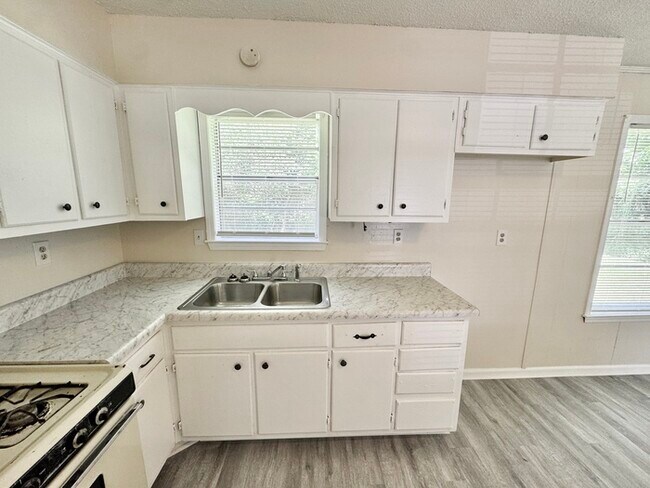 Building Photo - 3720 S Ridge Ave