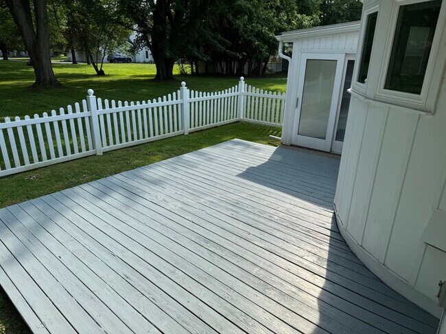 Foto del edificio - 465 Bugbee Dr