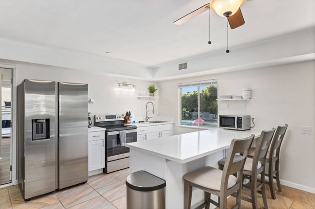 Building Photo - 321 W Kalmia St