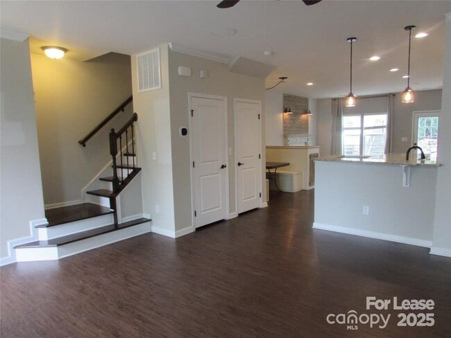 Building Photo - 1604 Lovers Lawn Trace