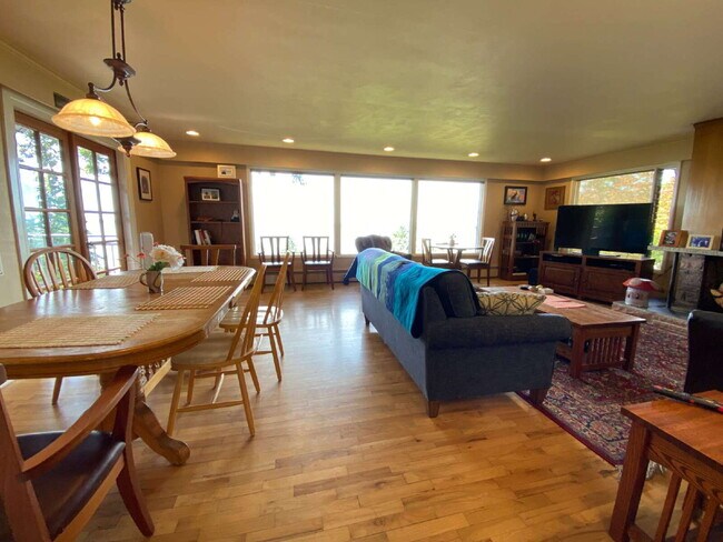 Foto del edificio - Spacious 5-Bedroom Home with Stunning View...