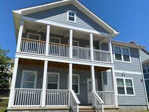 Building Photo - 1805 Belle Vue Way