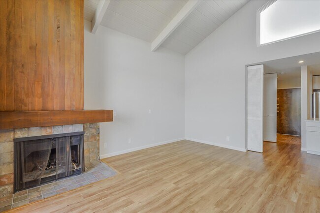 Building Photo - 2101 Shoreline Dr