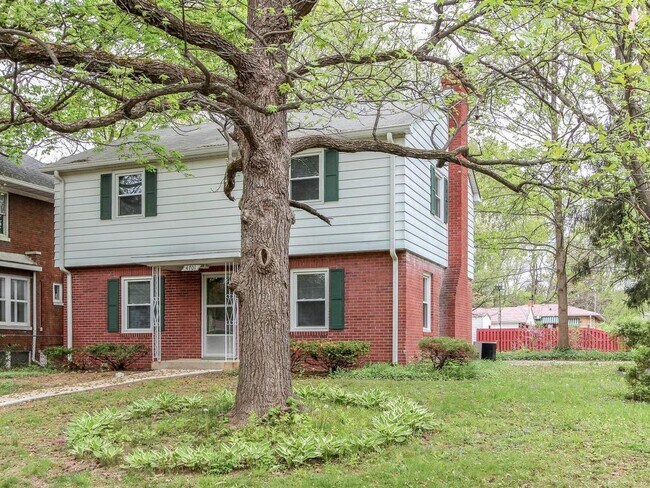 Frente - 4701 Rookwood Ave