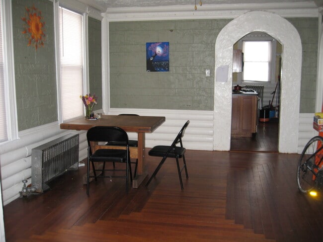 Building Photo - 90 Messer St